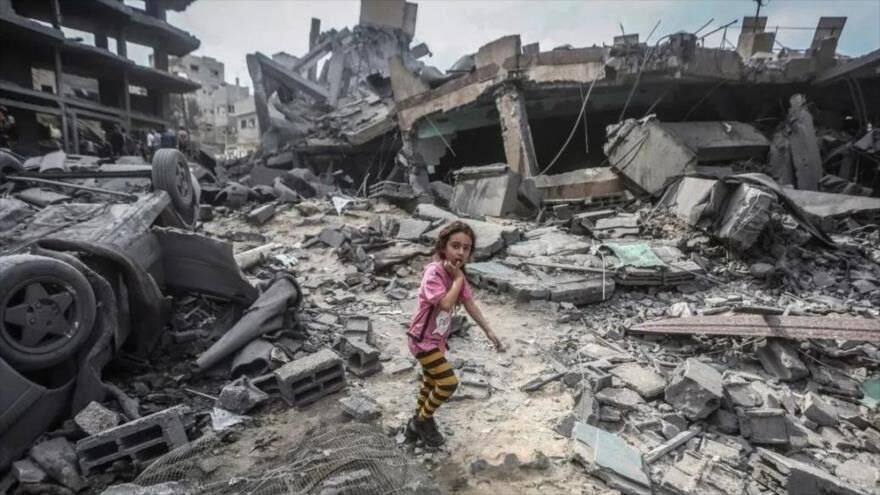 Niña en medio de las ruinas causadas por los bombardeos israelíes en la Franja de Gaza.