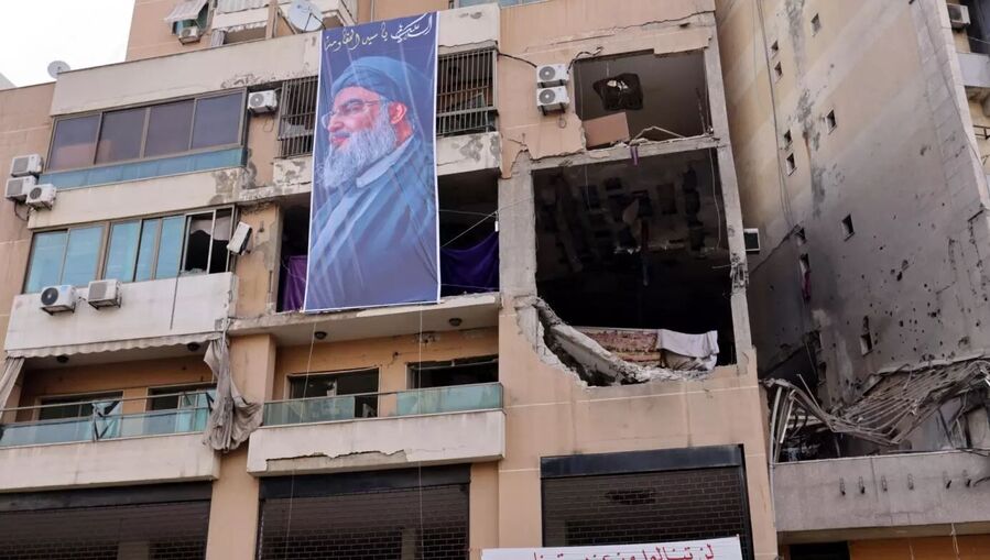 Hezbolá, Hassan Nasrallah, cuelga de un edificio en el que el número dos de Hamás, Saleh al-Arouri