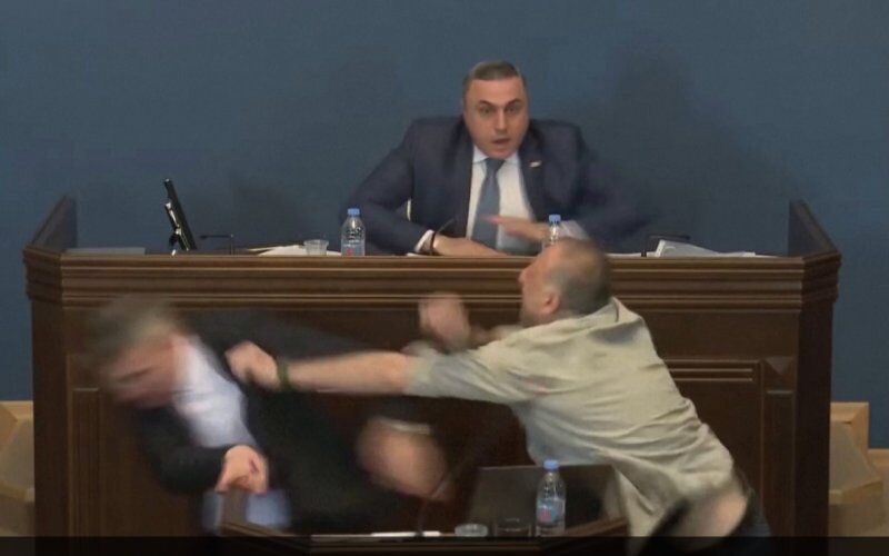 Aleko Elisachvili saltó a la tribuna y asestó un puñetazo en el rostro al relator Mamouka Mdinaradze