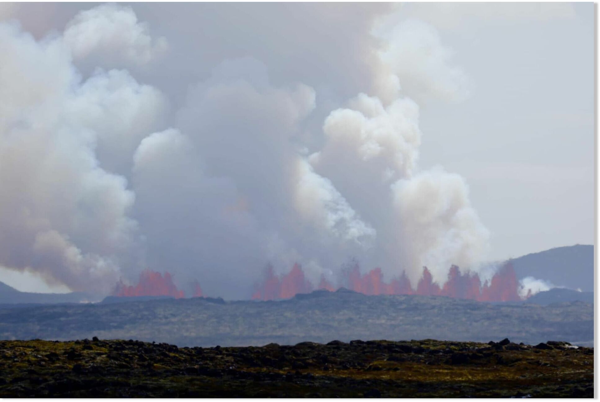 Un volcán islandés entra de nuevo en erupción, arrojando lava al cielo ...