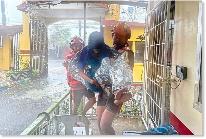 Clic para aumentar Philippines’ most populous island on Sunday, dumping heavy rain and causing floods that forced more than 8,000 people to flee their homes.