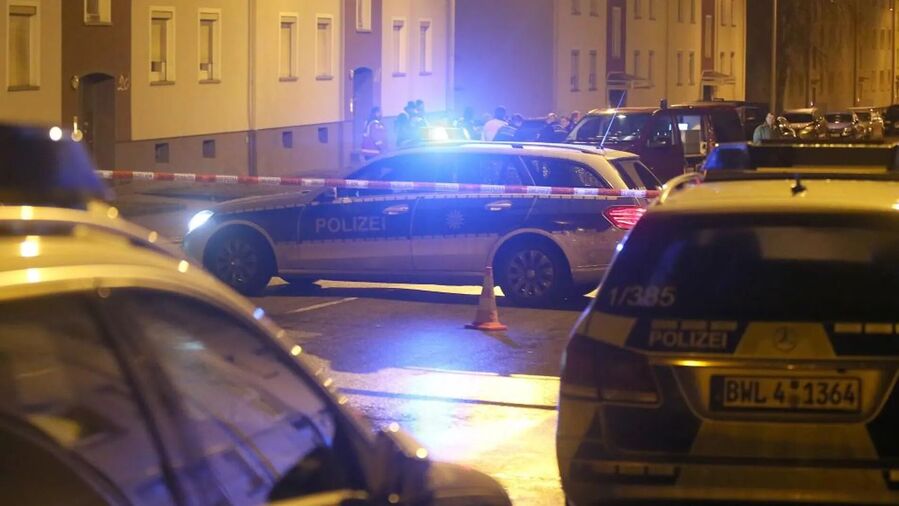 Cordón policial en un centro de refugiados de Alemania.larazon