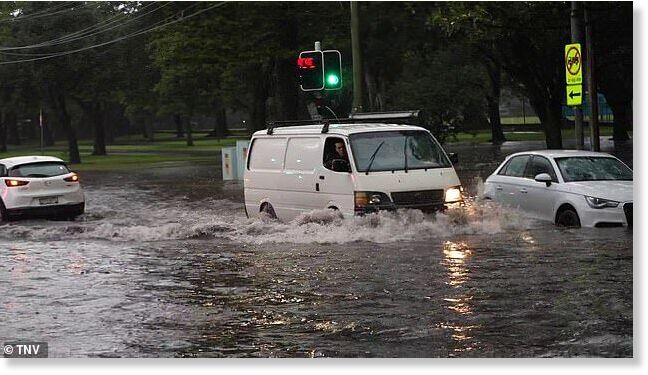 Clic para aumentar While the rain had mostly cleared in Sydney on Sunday morning, Mr Narramore said there could be a few more 'light and isolated' coastal showers
