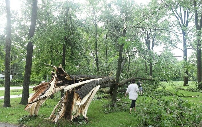 Clic para aumentar un tornado arrasara la zona en Livonia, Michigan