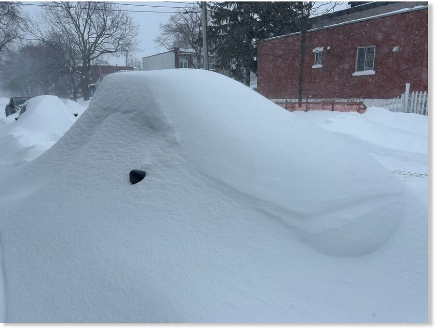 The City of Montreal advised residents to work from home on Monday, if possible, and leave their houses only for essential travel and use public transportation.