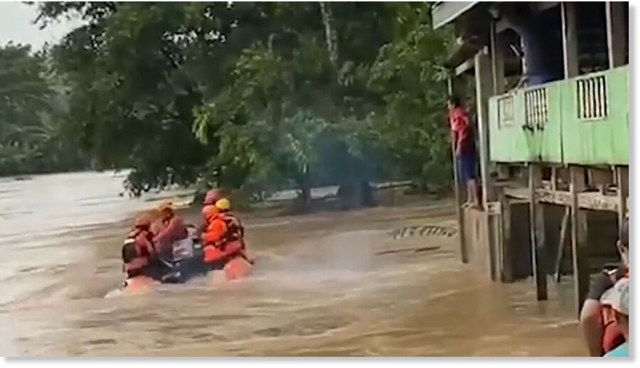 Clic para aumentar A boat with five people on board was overpowered by flood waters during a rescue attempt in Maros, Indonesia.