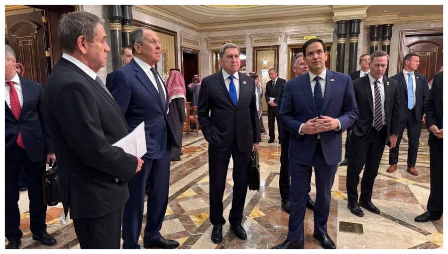 Clic para aumentar US & Russian Delegation in KSA
