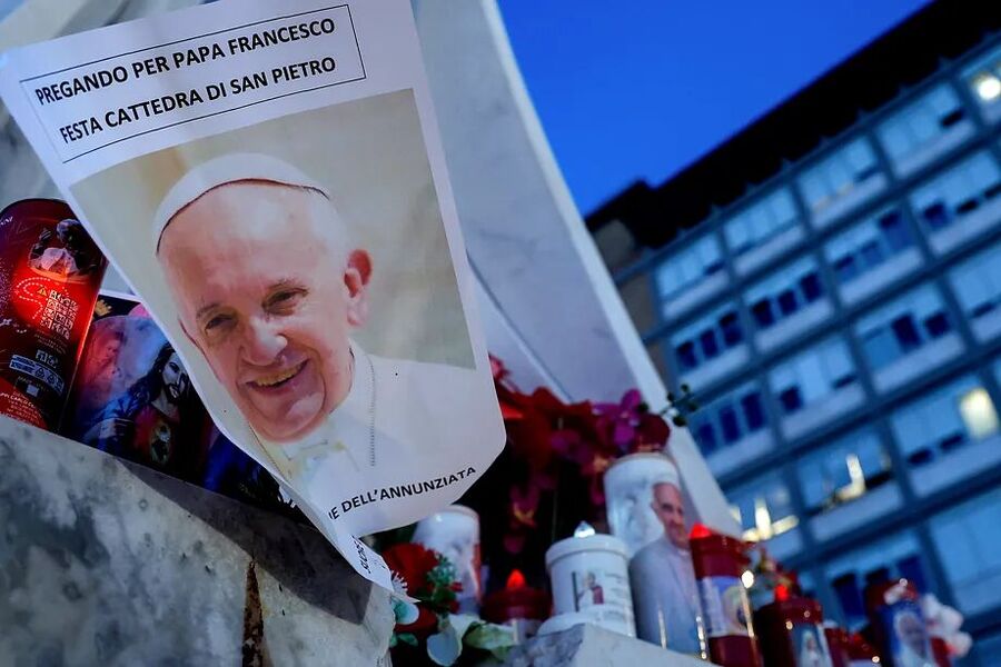 Una imagen del Papa Francisco en un altar improvisado a las puertas del Hospital Gemelli de Roma.
