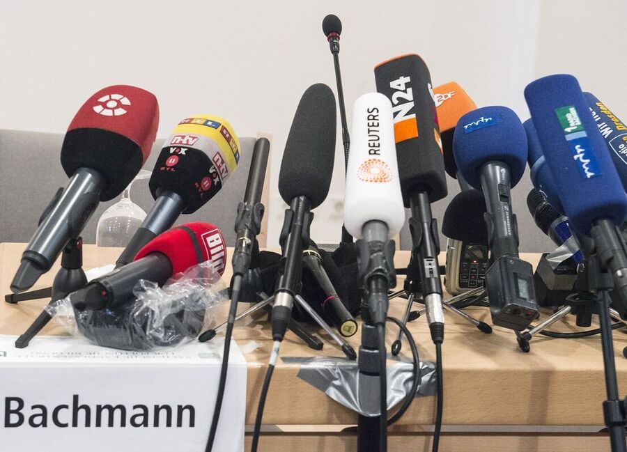 Clic para aumentar press conference
