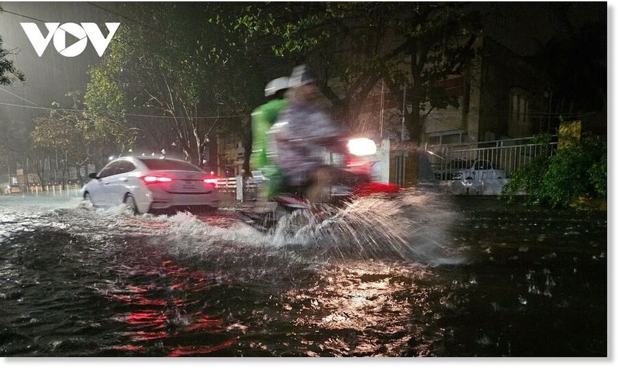 Heavy rain floods several major arteries in Phu Yen province on February 23 evening