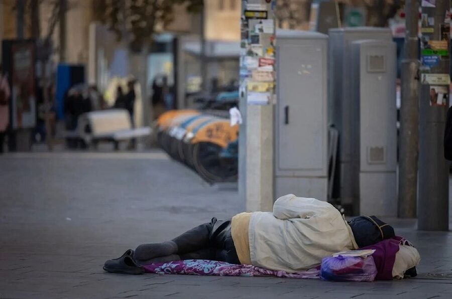 Persona sin hogar en una calle de Jerusalén