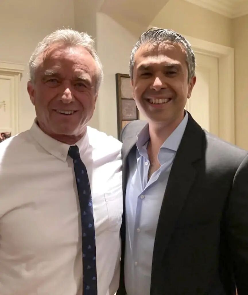 Clic para aumentar Dr. Aseem Malhotra and Department of Health and Human Services Secretary Robert F. Kennedy Jr.