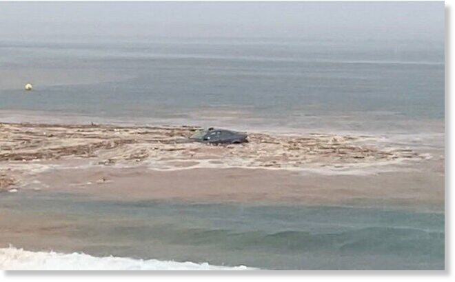 Clic para aumentar The Atlantic Ocean appears to have claimed several cars after flood waters washed them away