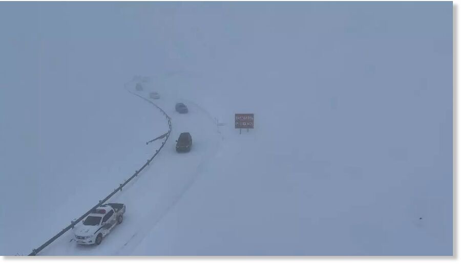Heavy snowfall blankets parts of Xinjiang, disrupting traffic in key areas