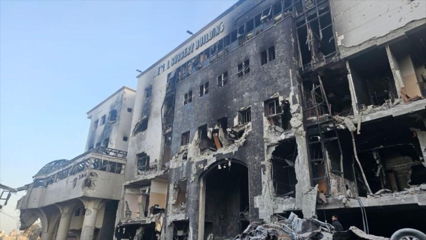 Los daños causados por los ataques israelíes en un edificio del hospital Al-Shifa de Gaza.