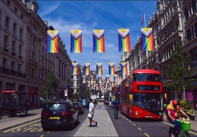 Londres, Regent Street durante el mes del orgullo.
