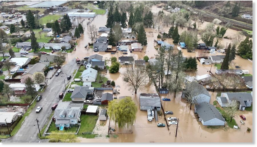 Clic para aumentar Aerial shot of flooding in Drain, Ore., on March 16, 2025.