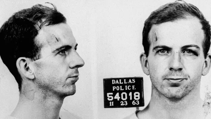 Clic para aumentar Una foto policial de Lee Harvey Oswald,