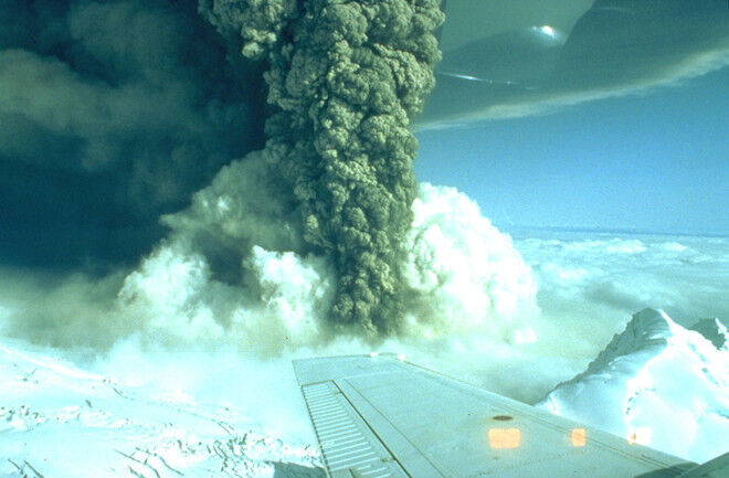 Clic para aumentar Mount Spurr in Alaska erupting in August 1992.
