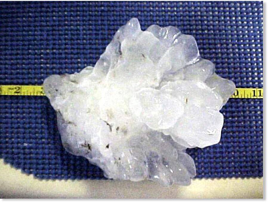 Clic para aumentar Large hailstone from Arrora, Nebraska.
