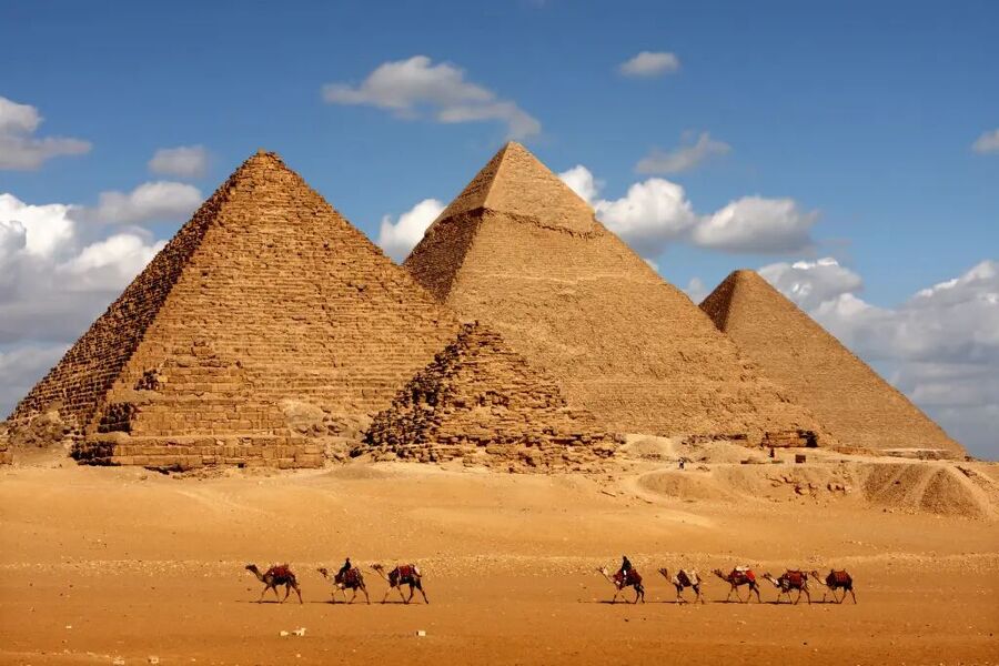 Clic para aumentar The Pyramids of Giza complex outside Cairo, Egypt.