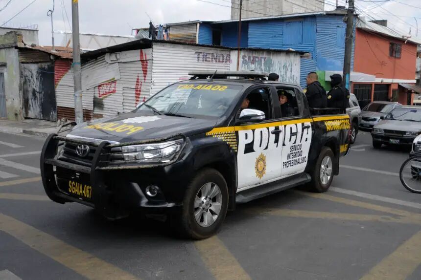 Clic para aumentar Policías patrullan en la Ciudad de Guatemala