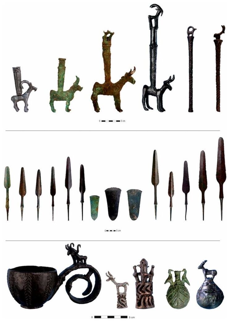 Clic para aumentar metallic, copper-base grave goods