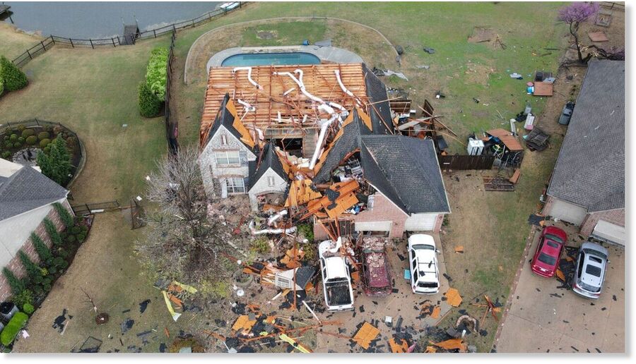 Clic para aumentar storm damage is shown off 96th Street North between Garnett Road and Mingo Road Wednesday, April 2, 2025, in Owasso, Okla.