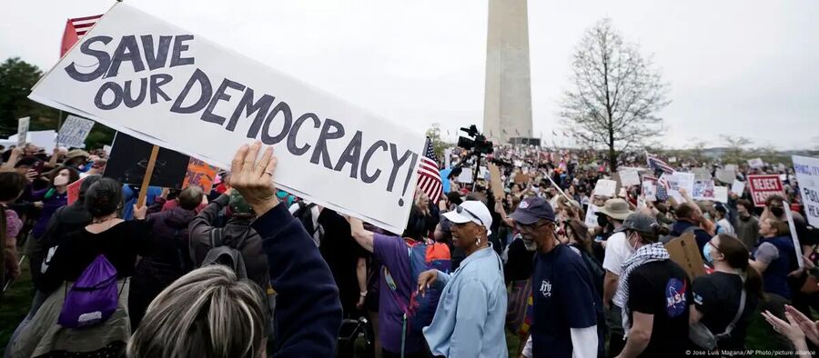 Las protestas son las más masivas contra Trump desde que asumió.
