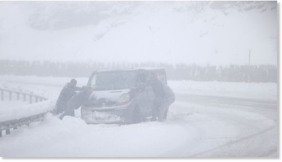 Some vehicles were stuck on the road due to heavy snowfall in Kırklareli