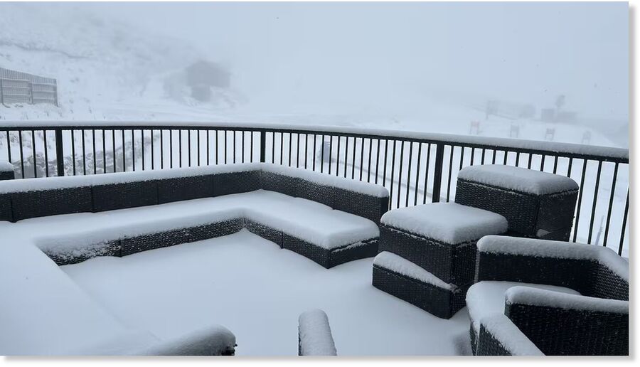 Clic para aumentar Up to 10cm of snow fell at Cardrona Alpine Resort between Queenstown and Wānaka on Tuesday.