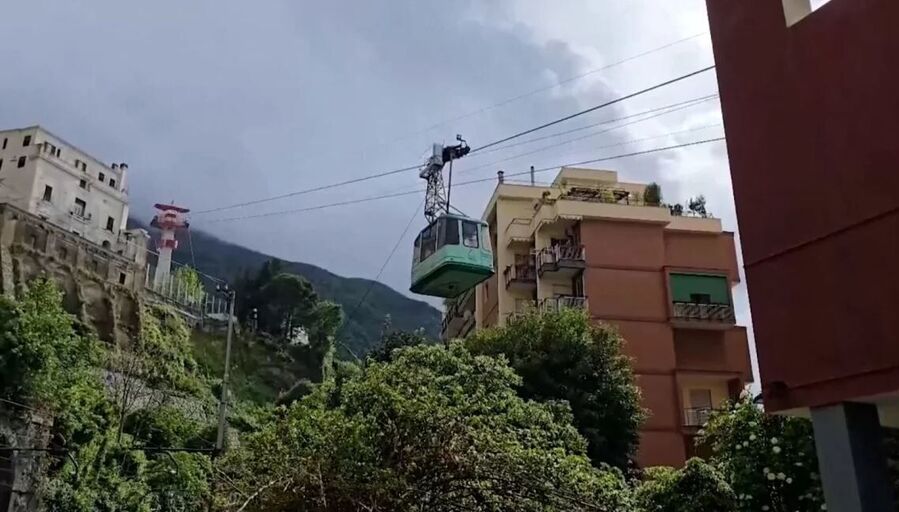 Una persona sobrevivió a la caída, pero resultó gravemente herida, según los bomberos de Italia.