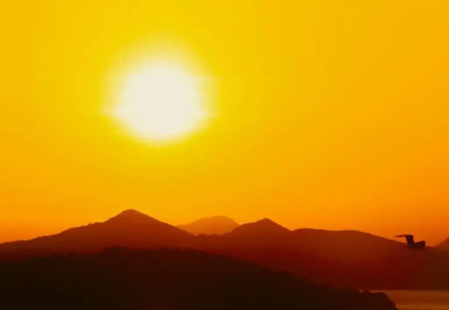 Clic para aumentar The Sun over mountains