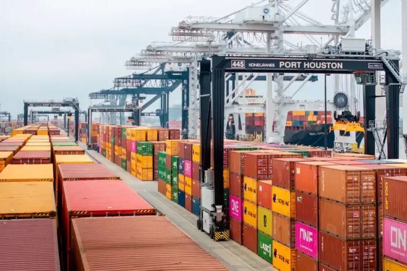 Clic para aumentar Contenedores de transporte se organizan en la Autoridad Portuaria de Houston, en Houston, el 10 de febrero de 2025.