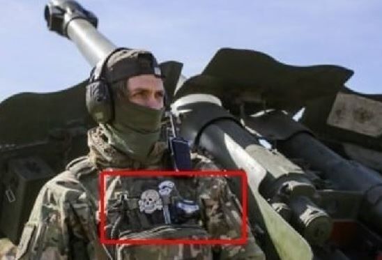 Combatiente del grupo neonazi Pravi Sektor con parafernalia de las SS en una imagen que Zelenski subió a sus redes para felicitar el 