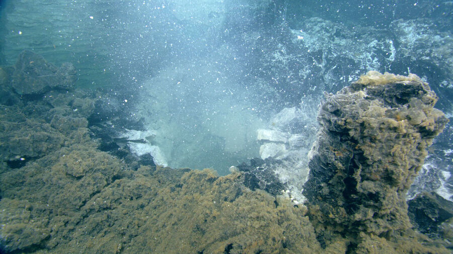 Clic para aumentar Undersea volcano