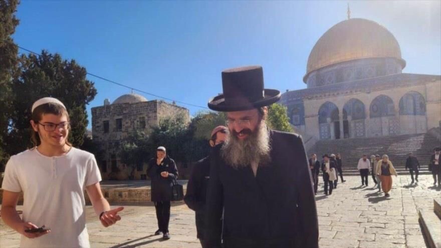 El rabino Shimshon Elboim irrumpe en la mezquita Al-Aqsa el 6 de mayo bajo la protección de las fuerzas de ocupación israelíes.