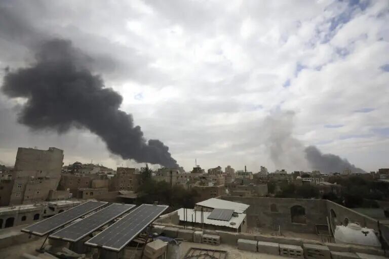 Clic para aumentar La oficina de prensa de los hutíes, por su parte, afirmó que estos ataques del pasado lunes constituyeron una operación conjunta israelí-estadounidense.