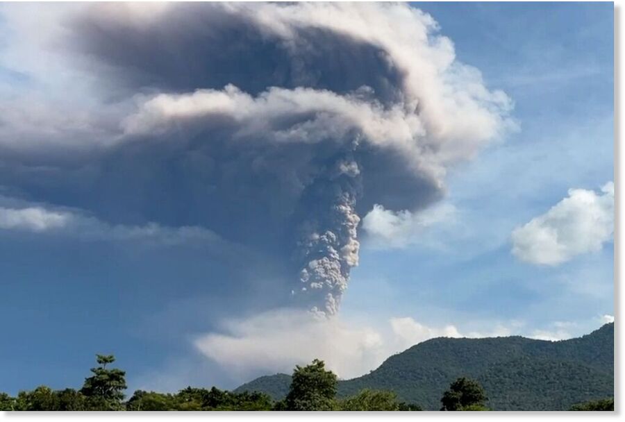 Clic para aumentar Mount Lewotobi Laki-Laki erupts