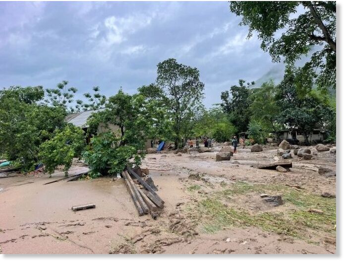 Clic para aumentar Flash flood aftermath in northern Bac Kan Province's Ba Be district.