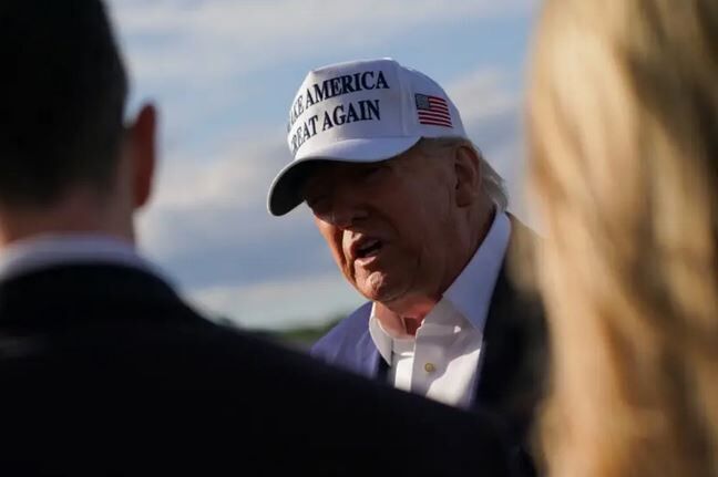 Clic para aumentar El presidente Donald Trump habla con los medios de comunicación antes de subir al Air Force One en el aeropuerto municipal de Morristown, en Morristown, Nueva Jersey, el 25 de mayo de 2025.