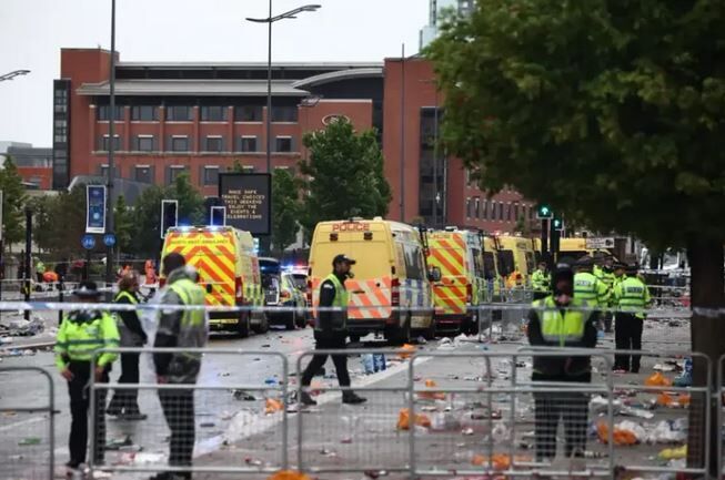 La escena donde un coche colisionó con los seguidores del Liverpool
