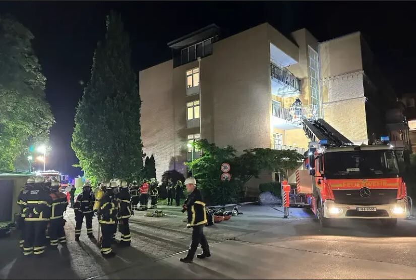Bomberos con equipos de respiración y una autoescalera trabajan en el hospital Marienkrankenhaus, en el distrito Hohenfelde de Hamburgo, Alemania, el domingo 1 de junio de 2025.