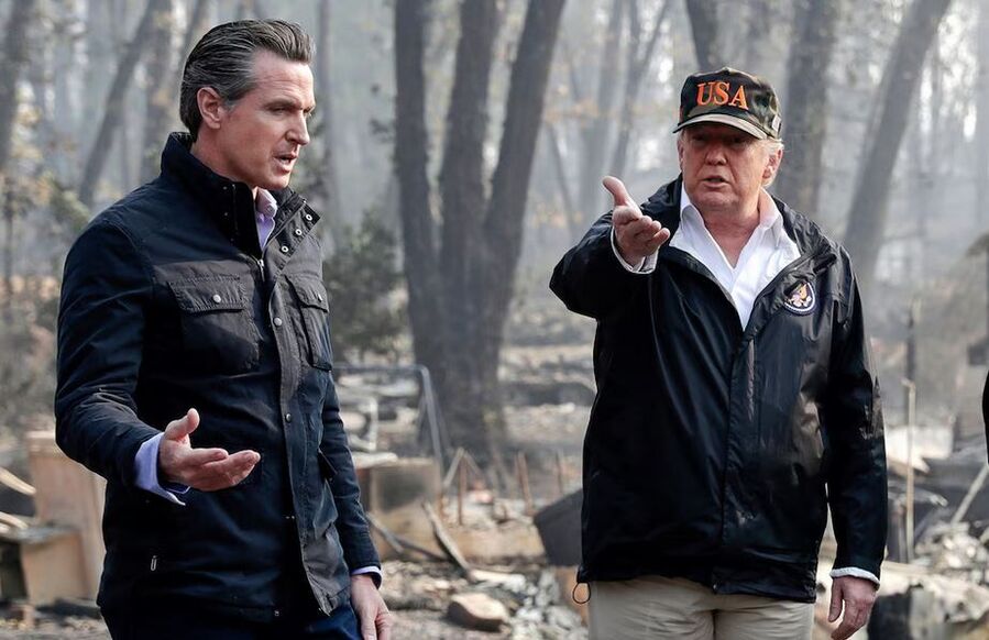 El presidente Donald Trump habla con el entonces gobernador