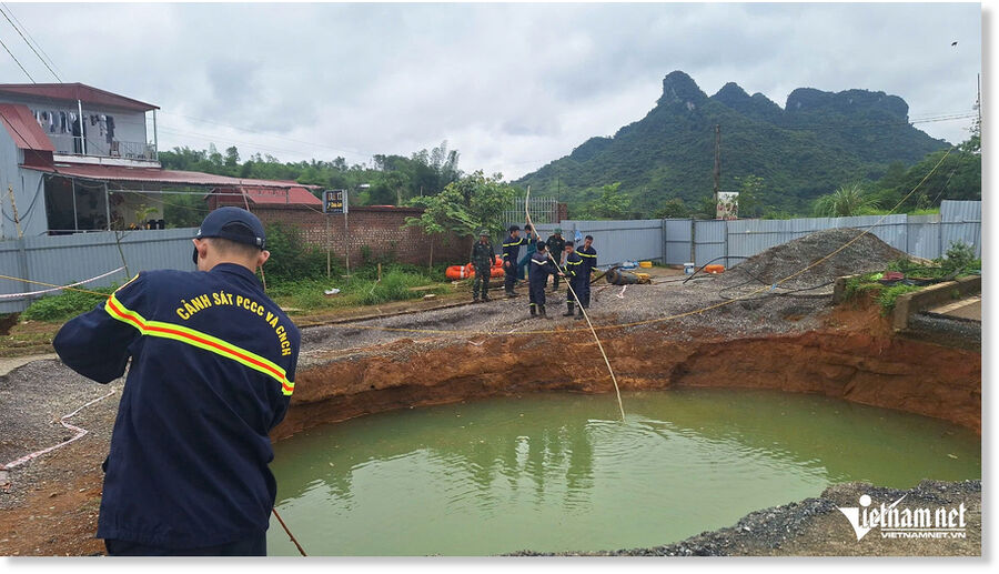 Immediately after the suspected motorcycle fall into the sinkhole, Bac Kan authorities launched a search effort.