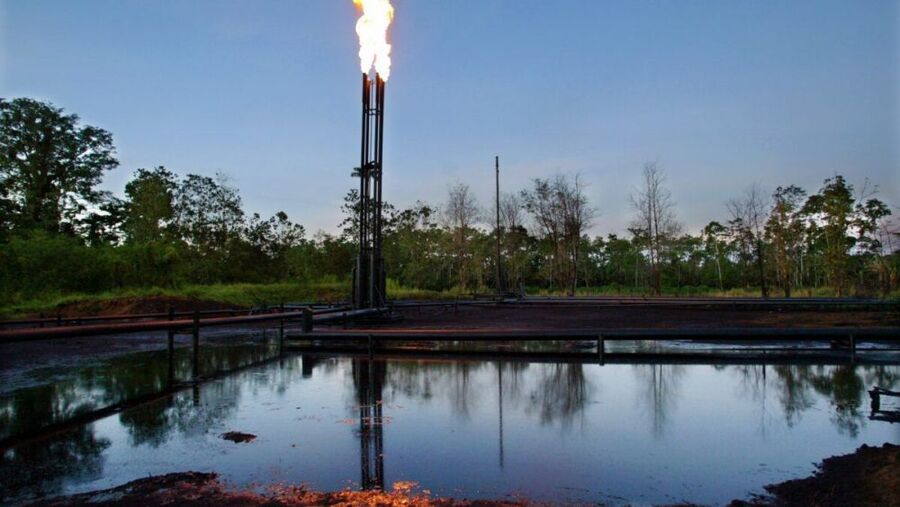 Con un enorme charco de aceite