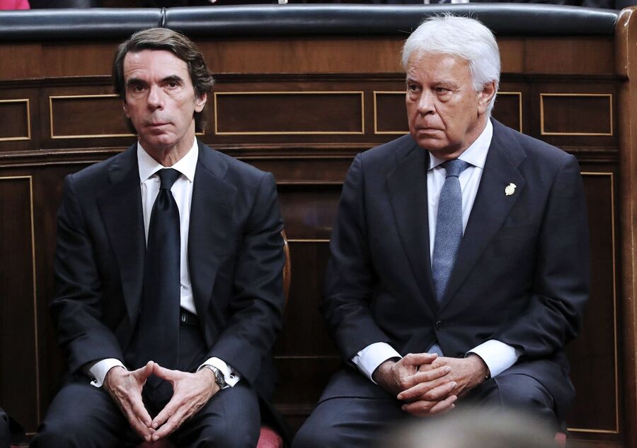 José María Aznar (a la izquierda) y Felipe González (a la derecha), expresidentes del Gobierno de España, en 2018