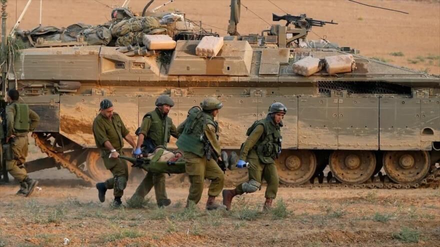 Las fuerzas israelíes trasladan a un militar herido en la Franja de Gaza. (Foto: AFP)