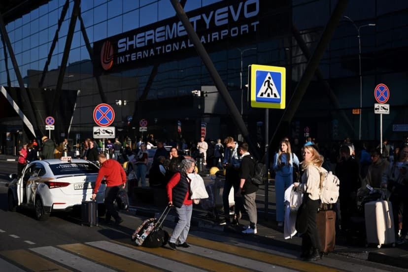 Pasajeros esperan sus taxis en el Aeropuerto Internacional