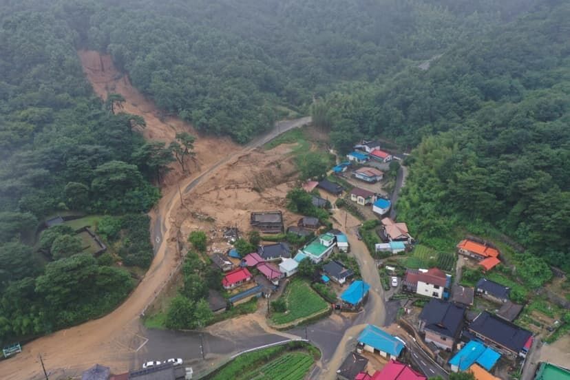 Una vista muestra una zona afectada por un deslizamiento de tierra
